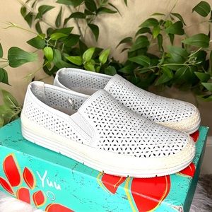 Yuu Womens Lacey Slip-On Light Gray Shoe Size 8